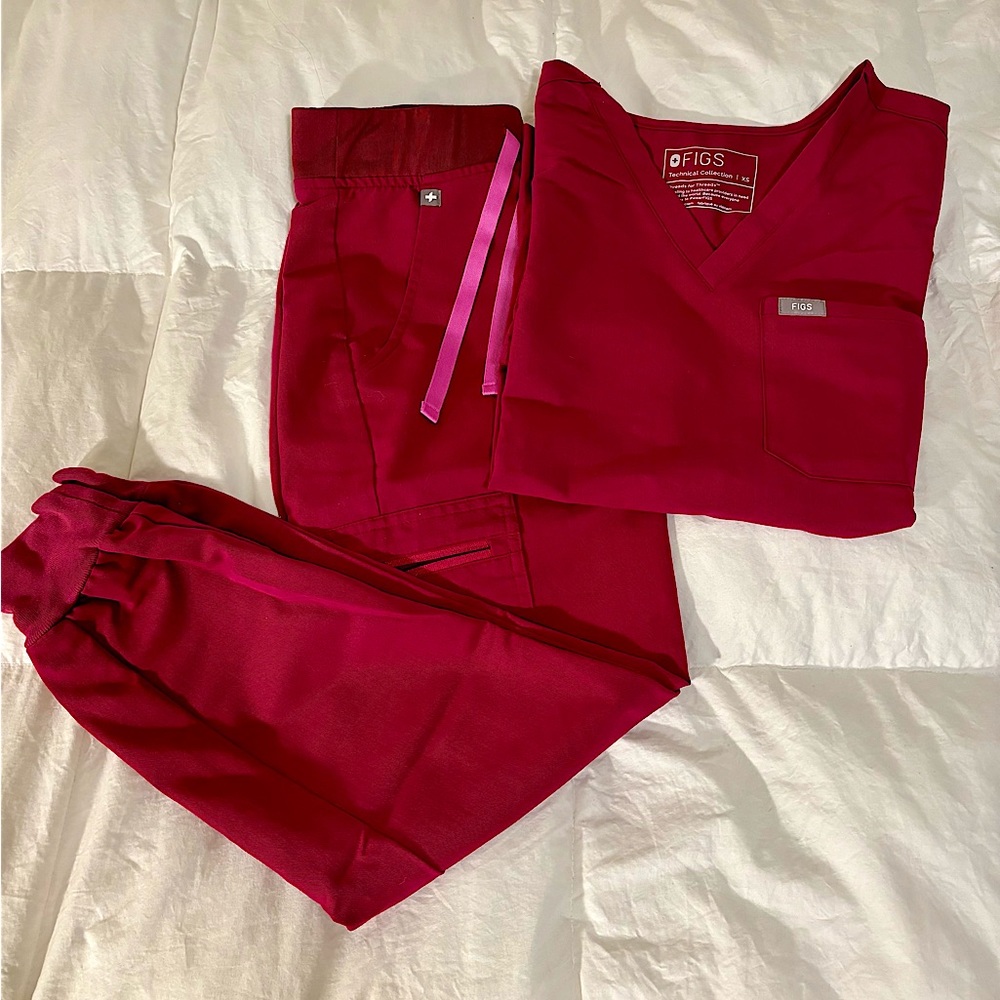 Figs dark magenta scrub set